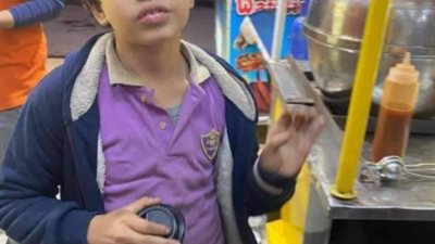 تسول طفل يتحدث الإنجليزية بمصر الجديدة يثير الشكوك.. ومستخدمو السوشيال ميديا: “انقذوه ده مخطوف” (صور)