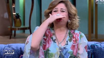 إلهام شاهين “تزغرط” لشقيقها وزوجته في “معكم” (فيديو)