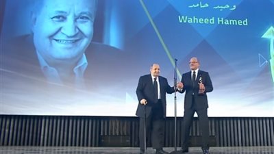 شريف عرفة يُسلم جائزة “الهرم الذهبي” لوحيد حامد بافتتاح مهرجان القاهرة السينمائي (صور)