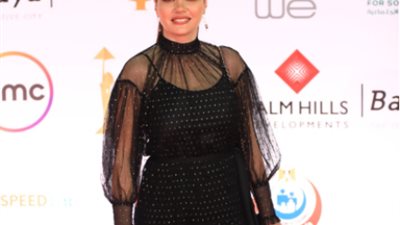 وجه القمر دينا فؤاد تخطف الأنظار على السجادة الحمراء بـ”القاهرة السينمائي” (صور)