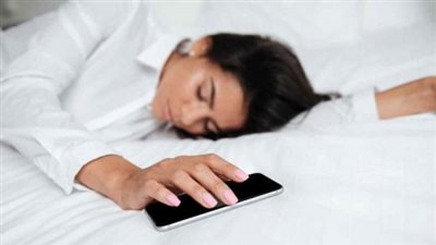 قضاء الوقت الطويل أمام الهواتف الذكية يصيب بالاكتئاب (دراسة)