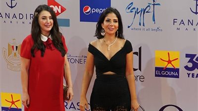 كندة علوش لمنى زكي بعد تكريمها بمهرجان القاهرة: “شغوفة بفنك ومعجونة بالموهبة” (صورة)