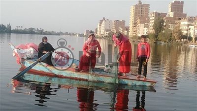 أكل العيش مر .. سيدات يَمتهِنَّ الصيد في كفر الشيخ بحثًا عن الرزق الحلال .. صور وفيديو