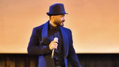 تامر حسني عن تشبيه مشواره بمسيرة عبد الحليم حافظ: “كان حلم منذ طفولتي” (صور)