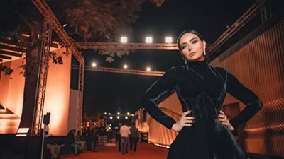 بـ”الأسود”.. سارة الطباخ تتألق على السجادة الحمراء بمهرجان القاهرة السينمائي
