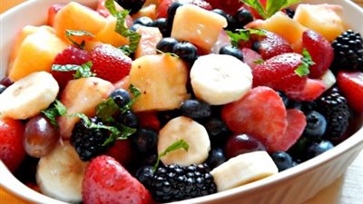 طريقة عمل سلطة الفواكه بالكريمة والمكسرات