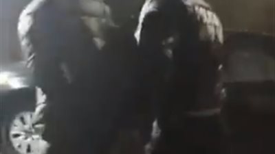 مراهق يقتل شقيقتيه ويطعن أمه: “بتحبهم أكتر مني” (فيديو)