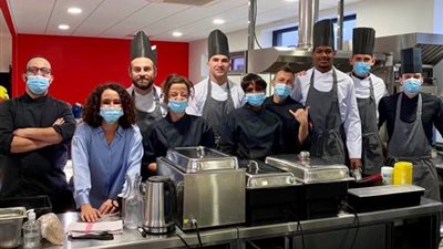 حراس مرمى أولمبيك ليون الفرنسي يعدون الطعام مع الطهاة داخل فندق إقامتهم (صور)