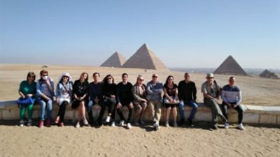 وفد إعلامي صربي يزور أهرامات الجيزة