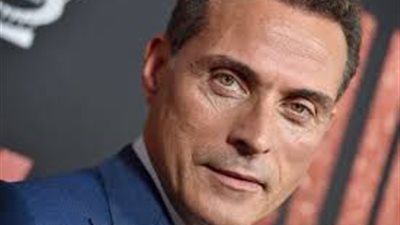 غدًا.. ريا أبي راشد تحاور روفوس سيويل بطل فيلم “الأب”