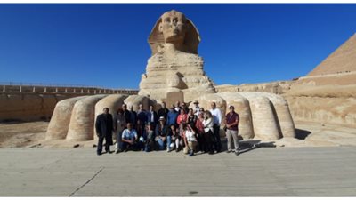 الوفد الإسباني المؤسس لنادي مصر القديمة بمدينة برشلونة في زيارة لأهرامات الجيزة