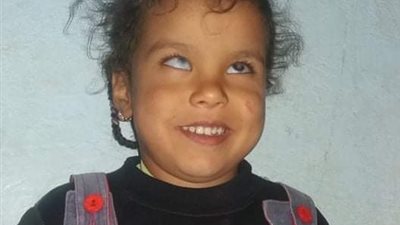 والدة طفلة مصابة بـ”عتامة في العين” تناشد وزيرة الصحة بإجراء عملية لابنتها: “رجعوا نور عينها”