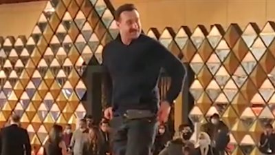 نضال الشافعي يرقص “بلاي دانس” على “ريد كاربت” مهرجان القاهرة (فيديو)