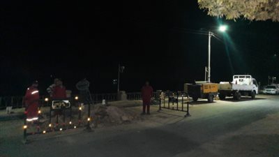 الدفع بسيارتي إطفاء بعد تسريب في خط الغاز الطبيعي بإسنا تحسبًا لحدوث حريق (صور)