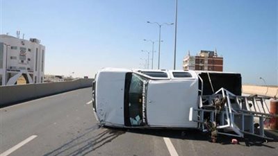 إصابة طالبتين في انقلاب ميكروباص على الطريق الزراعي بسوهاج