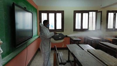 تطهير وتعقيم اللجان الانتخابية في المنوفية استعدادًا لجولة إعادة النواب غدًا (صور)