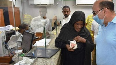 محافظ أسوان يتابع صرف المرحلة الثانية للمنحة الرئاسية للعمالة غير المنتظمة