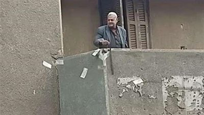 أول تعليق لشقيق مواطن يوزع أموالًا على المارة من البلكونة في أوسيم (صور وفيديو)