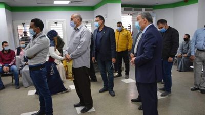 محافظ المنيا يتابع صرف الدفعة الأولى من المرحلة الثانية لمنحة العمالة غير المنتظمة (صور)