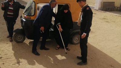 الشرطة تُساعد عجوز على الإدلاء بصوتها في جولة الإعادة لانتخابات النواب بالشرقية (صور)