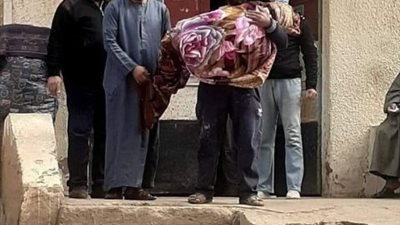 شاب يحمل جثمان متوفي في بسيون بالغربية.. والمستشفي: مريض فشل كلوي