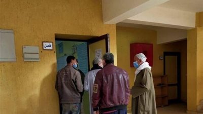 مشادات كلامية بين أنصار المرشحين أمام لجنة الانتخابات بالغربية