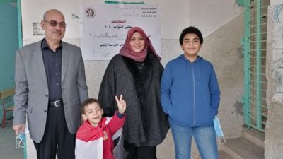 اصطحبت طفليها وعلم مصر.. أول مأذونة في مصر تُدلي بصوتها في انتخابات “النواب” بالشرقية (صور)