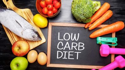 الفرق بين الأنظمة الغذائية منخفضة الكربوهيدرات والكيتون ومدى تعزيزهم لصحة الدماغ