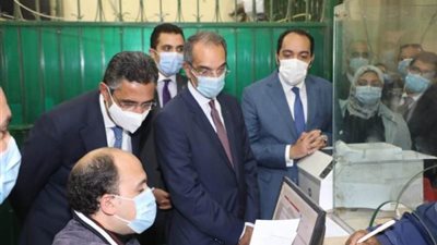 وزير الاتصالات ونائب محافظ المنوفية يتابعان انتظام صرف منحة العمالة غير المنتظمة (صور)