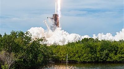 “سبيس إكس” تطلق صاروخها رقم 100 صوب محطة الفضاء الدولية (فيديو)