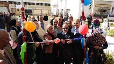 وكيل “تعليم قنا” يخالف إجراءات مواجهة كورونا خلال افتتاحه معرض الطفولة السنوي (صور)