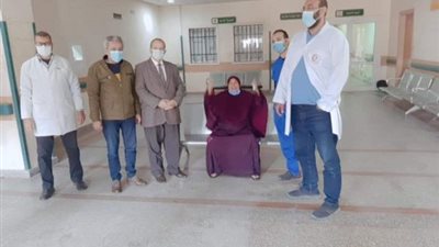 خروج أول مصابة بكورونا من مستشفى عزل قفط بقنا عقب الموجة الثانية