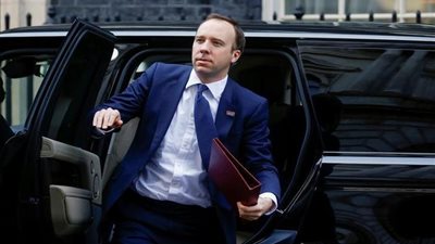 وزير بريطاني يبكي على الهواء بعد تلقي أول شخصين ببلاده لقاح كورونا