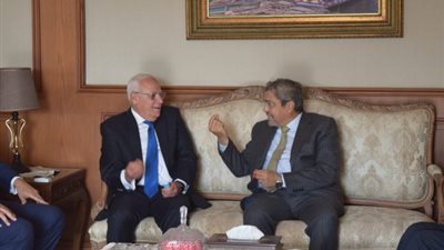 رئيس اتحاد الغرف التجارية يناقش وضع تسهيلات جديدة للمستثمرين مع محافظ بورسعيد