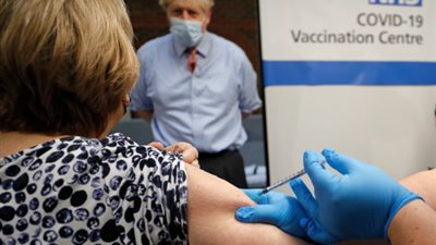 مسنة تتلقى لقاح “كورونا” أمام “جونسون”.. وتعلق: كل شيء من أجل بريطانيا (فيديو)