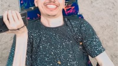 تركته خطيبته بعد إصابته بالشلل.. شاب يتحدى الإعاقة بإنتاج فيديوهات احترافية (فيديو)