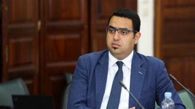 الاعتداء على نائب تونسي وتحطيم سيارته أثناء دخولة المجلس (فيديو)