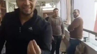 شاب يعتدي على صحفية خلال تغطيتها العملية الانتخابية بجولة الإعادة في المنصورة (صور)