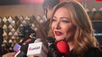 ليلى علوي تُوجه رسالة لمنتج فيلم “حظر تجول”: “أتمنى كل مرة تدِّي فرص للشباب” (فيديو)