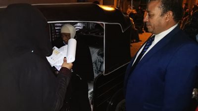 رئيس لجنة يساعد ناخبة للإدلاء بصوتها داخل توك توك بكفر الشيخ (صورة وفيديو)