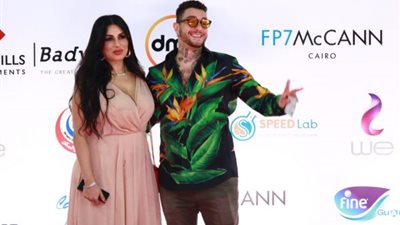 أحمد الفيشاوي يُقبِّل يد زوجته على “ريد كاربت” مهرجان القاهرة السينمائي (صور وفيديو)