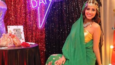 بالزي الهندي.. رنا سماحة تحتفل بـ”حنتها” وسط أجواء عائلية (صور)