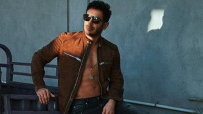 مصطفى شعبان يتصدر تريند “تويتر” بعد ظهوره بإطلالة شبابية (صور)