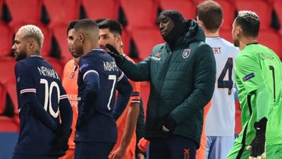 اعتراضًا على العنصرية.. باشاك شهير ينسحب من مباراة باريس سان جيرمان وينتظر قرار “يويفا”