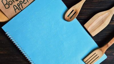 مطعم بقنا يطلق قائمة طعام بلغة “برايل” للمكفوفين وضعاف البصر (صور)