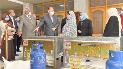 محافظ أسيوط يسلم 13 فرنًا منزليًا للمرأة المعلية (صور)