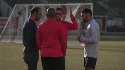 موسيماني يحاضر لاعبي الأهلي بالفيديو.. ويطمئن على الشحات