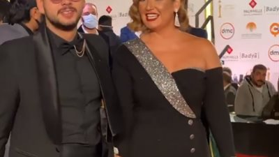 هنا شيحة تمسك بيد نجل شقيق إلهام شاهين بـ”القاهرة السينمائي” (فيديو)