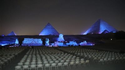 أهرامات الجيزة تضيء احتفالًا باليوم العالمي لحقوق الإنسان (صور)