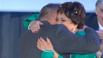 خطوبة أم مجرد ثناء.. قبلة وبوكيه ورد يضعان لبلبة في موقف محرج بختام مهرجان القاهرة (صور)